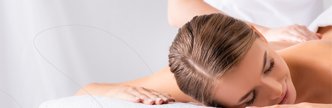 Mujer recibiendo masaje